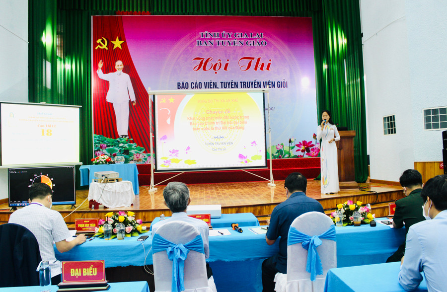 Thí sinh Cao Thị Lệ (Đảng bộ Thị xã An Khê) thuyết trình đề cương trước Ban giám khảo hội thi. Ảnh: Phan Lài