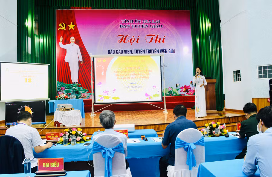 Thí sinh Cao Thị Lệ (Đảng bộ Thị xã An Khê) thuyết trình đề cương trước Ban giám khảo hội thi. Ảnh: Phan Lài