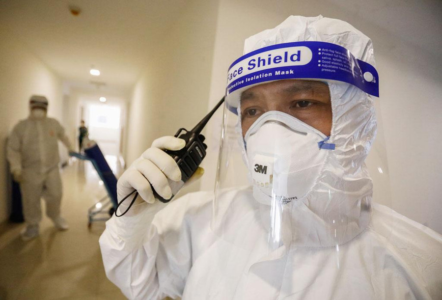 Bác sĩ Hiếu điều phối ô xy lên các phòng phục vụ bệnh nhân. Ảnh: Lam Ngọc