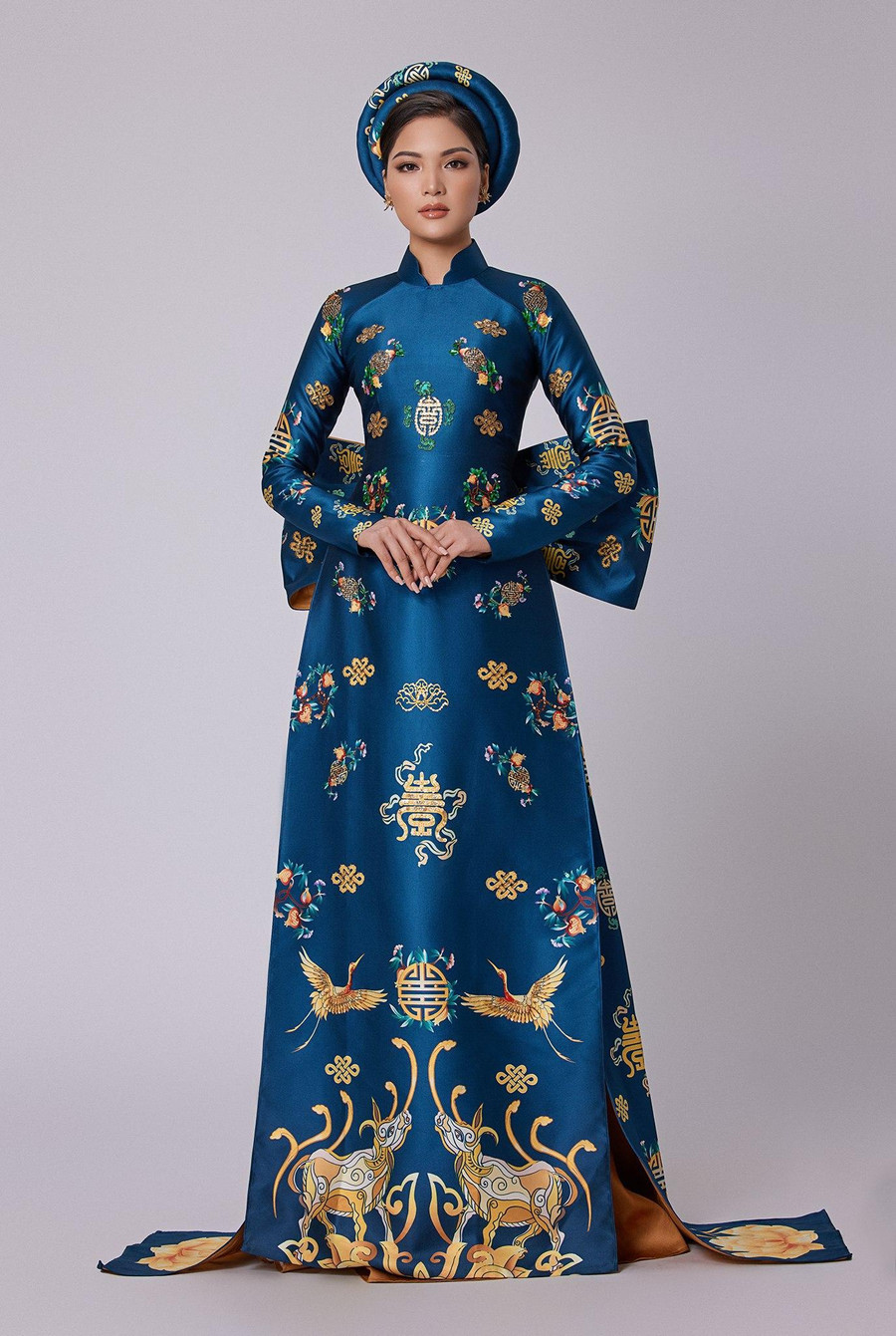 Vân Anh đưa áo dài Việt vào phần dự thi ở Miss Earth 2021. Ảnh: Nguyễn Long