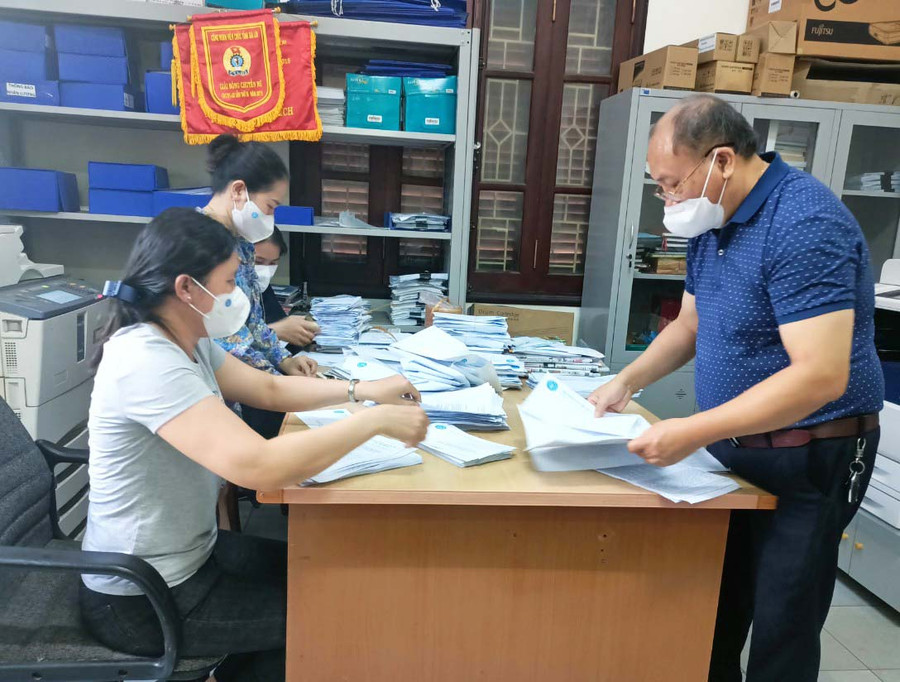 Cán bộ, nhân viên BHXH tỉnh kiểm tra, rà soát các hồ sơ gửi về. Ảnh: Thu Hà
