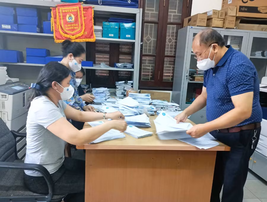Cán bộ, nhân viên BHXH tỉnh kiểm tra, rà soát các hồ sơ gửi về. Ảnh: Thu Hà