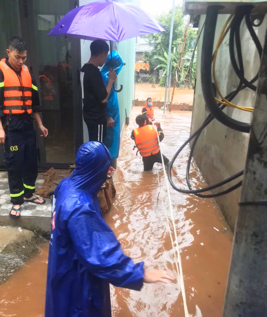 Lực lượng Công an tổ chức di dời người dân ở hẻm 11, đường Nguyễn Viết Xuân. Ảnh: Văn Tám