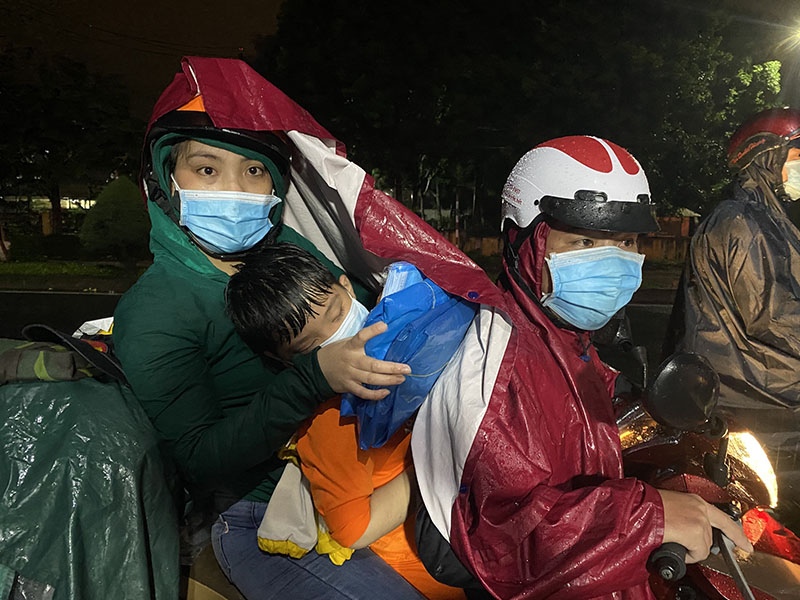 2 ngày đêm cùng cha mẹ hồi hương về quê, bé Vi Minh Thiện không đủ sức cho chặng đường dài trên chiếc xe máy cũ.