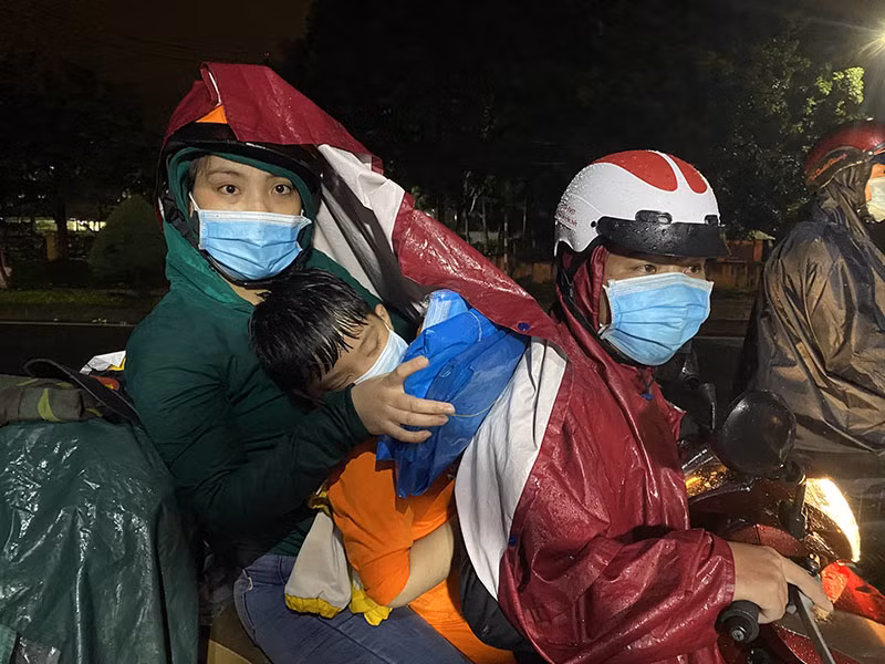 2 ngày đêm cùng cha mẹ hồi hương về quê, bé Vi Minh Thiện không đủ sức cho chặng đường dài trên chiếc xe máy cũ.