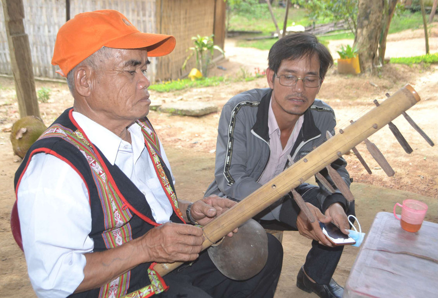  Nghệ nhân A Nian đang chơi ting ning. Ảnh: V.N