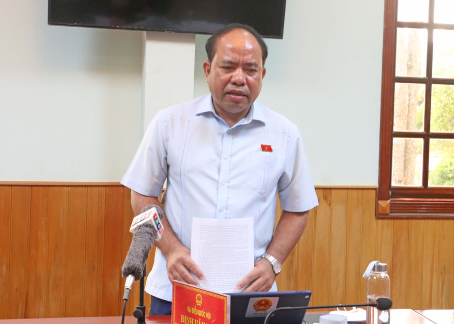 Đại biểu Đinh Văn Thê-Đại tá, Phó Chỉ huy trưởng Bộ Chỉ huy Quân sự tỉnh đóng góp các ý kiến vào Dự án Luật Thi đua, khen thưởng (sửa đổi). Ảnh: Quang Tấn