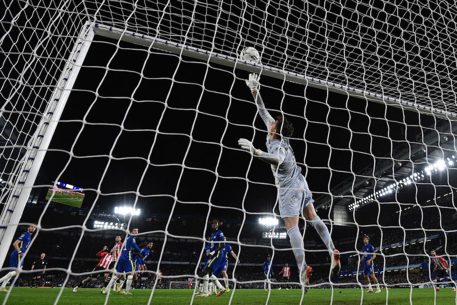 Thủ môn Kepa có những pha cứu thua xuất thần trong 90 phút chính thức. Ảnh: AFP