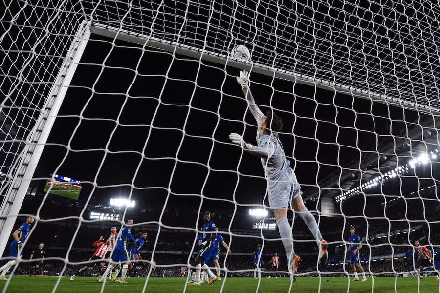 Thủ môn Kepa có những pha cứu thua xuất thần trong 90 phút chính thức. Ảnh: AFP