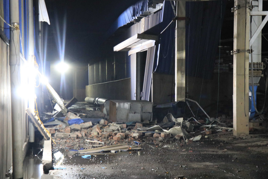 Hiện trường vụ nổ trạm khí than tại Công ty Cổ phần Gạch ốp lát BNC, Khu công nghiệp Quế Võ 2, thôn Hữu Bằng, xã Ngọc Xá, huyện Quế Võ, tỉnh Bắc Ninh. Ảnh: N. Thương