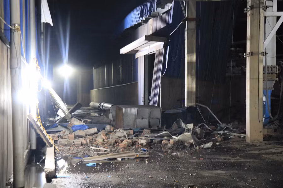 Hiện trường vụ nổ trạm khí than tại Công ty Cổ phần Gạch ốp lát BNC, Khu công nghiệp Quế Võ 2, thôn Hữu Bằng, xã Ngọc Xá, huyện Quế Võ, tỉnh Bắc Ninh. Ảnh: N. Thương