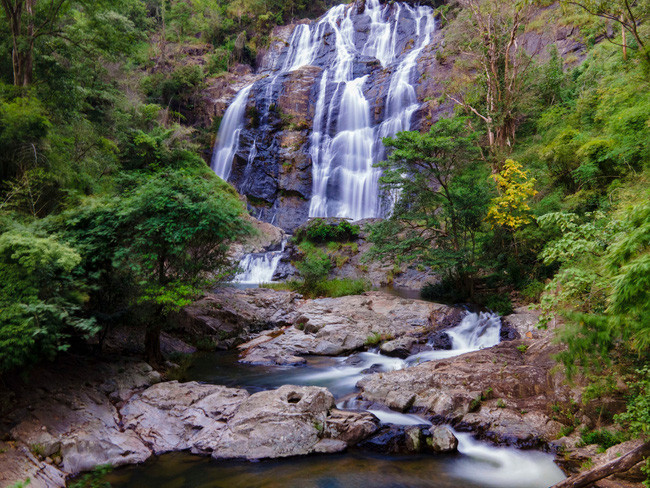  Khung cảnh tuyệt mỹ của thác Chapơr làm say đắm bao du khách. Ảnh: Trần Phương Trình