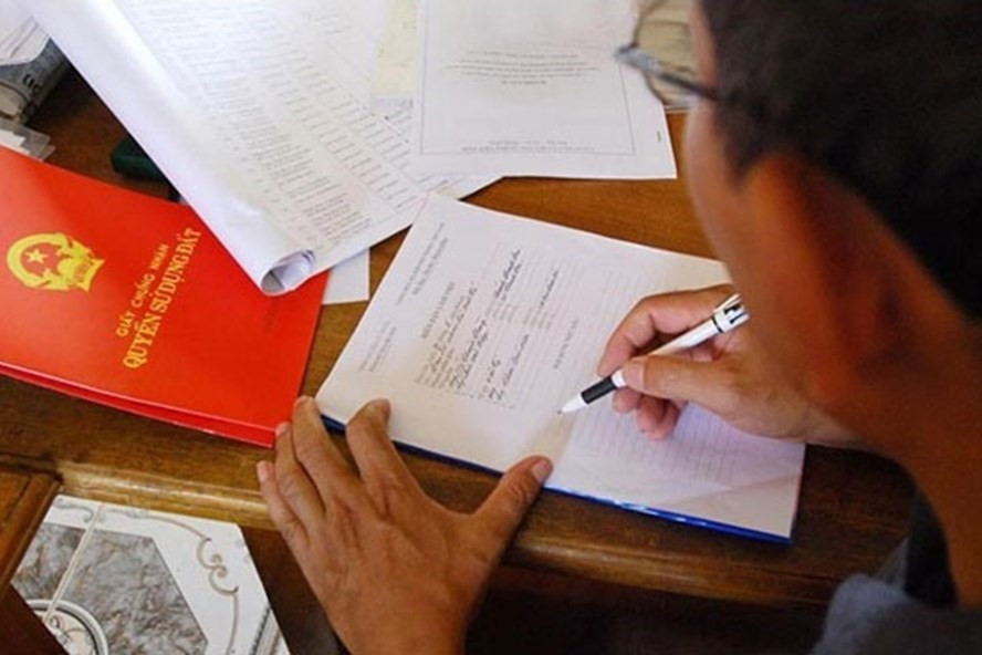 Sang tên sổ đỏ thực chất là thủ tục đăng ký biến động đất đai. Ảnh: LĐO