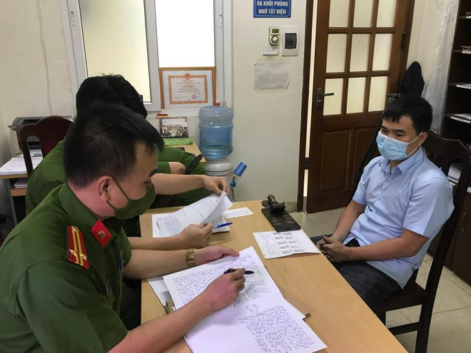  Cơ quan điều tra lấy lời khai ban đầu của đối tượng truy nã.