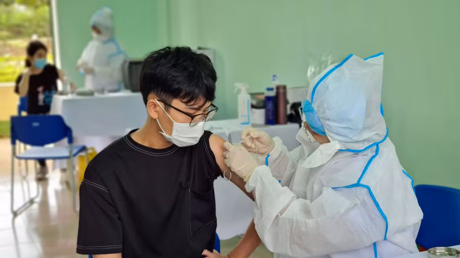 Tiêm vắc xin phòng Covid-19 tại điểm tiêm Trường Đại học Đông Á cơ sở Gia Lai 150B Lê Thánh Tôn (phường IaKring, TP.Pleiku). Ảnh: Bá Bính