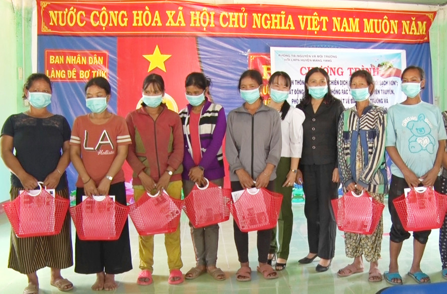 Hội Liên hiệp phụ nữ huyện Mang Yang tặng giỏ xách nhựa cho chị em làng Đê Btưk, xã Đak Jơ Ta. Ảnh: Minh Hoàn Tặng giỏ xách nhựa cho chị em làng Đê Btưk. Ảnh: Minh Hoàn