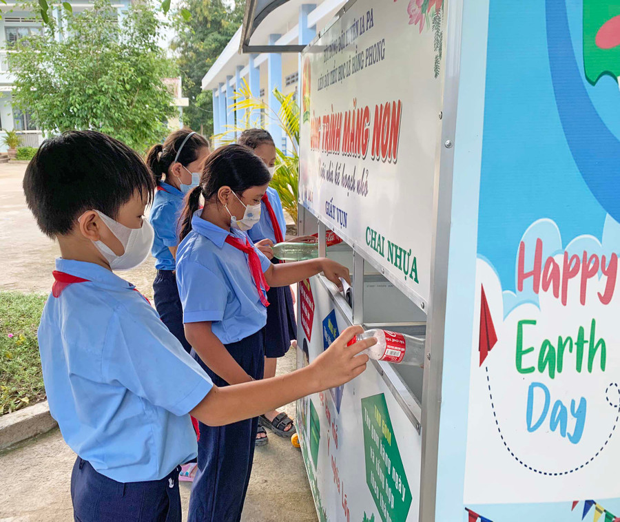 Học sinh Trường Tiểu học Lê Hồng Phong phân loại rác thải bỏ vào “Ngôi nhà kế hoạch nhỏ”. Ảnh: Vũ Chi