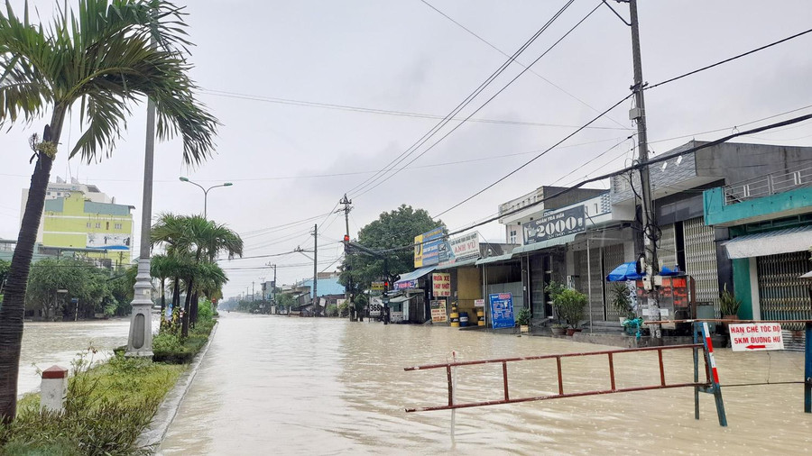 Cảnh báo nguy hiểm trên QL1 đoạn qua địa bàn P.Trần Quang Diệu, TP.Quy Nhơn. Ảnh: Hoàng Trọng