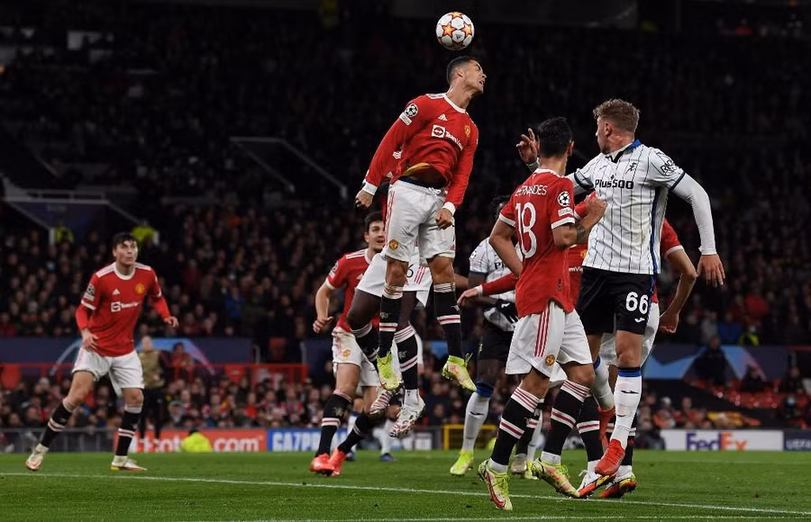 Ronaldo đánh đầu ấn định tỷ số 3-2 cho M.U. Ảnh: AFP