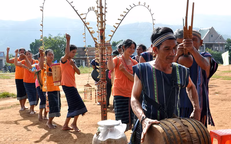Kể chuyện già làng Tây Nguyên -0Giữ nhịp trống cái như giữ sự hài hòa của đời sống buôn làng. Ảnh: Hà Hữu Nết