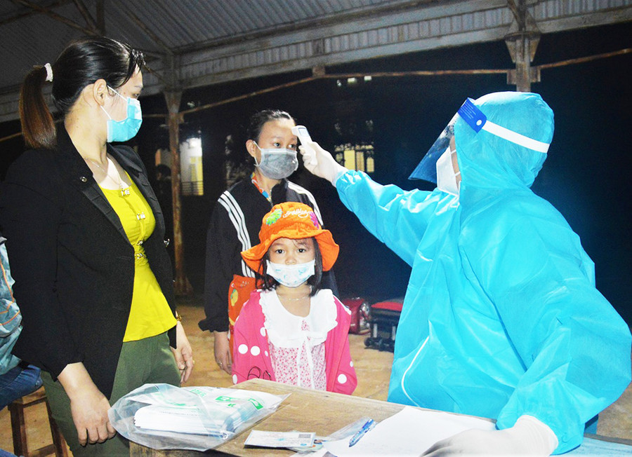 Khám sàng lọc cho công dân trước khi đưa về khu cách ly tập trung. Ảnh: Huy Bắc Khám sàng lọc cho công dân trước khi đưa về khu cách ly tập trung. Ảnh: Huy Bắc