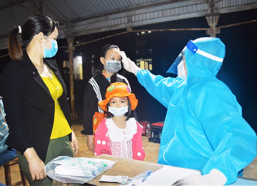 Khám sàng lọc cho công dân trước khi đưa về khu cách ly tập trung. Ảnh: Huy Bắc