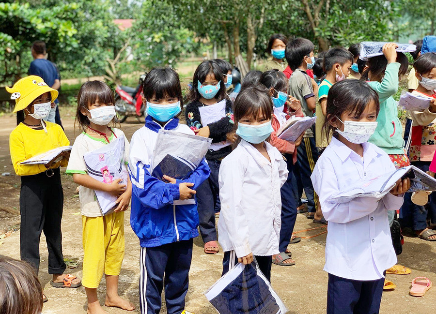 Đoàn công tác tặng quà cho học sinh khó khăn của Trường Phổ thông Dân tộc bán trú Tiểu học và THCS Yang Nam. Ảnh: Hồng Ngọc Tặng quà cho học sinh khó khăn của Trường Phổ thông DTBT Tiểu học và THCS Yang Nam. Ảnh: Hồng Ngọc