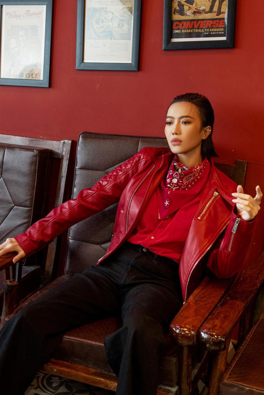 Hầu hết, các trang phục nữ diễn viên chọn mặc đều có khuynh hướng unisex (phi giới tính) với quần tây, áo sơ mi, áo khoác da... Dù tổng thể bộ trang phục nhìn khá đơn giản, cổ điển nhưng khi thêm thắt các phụ kiện giúp trông phá cách và đặc biệt hơn. Ảnh: NVCC