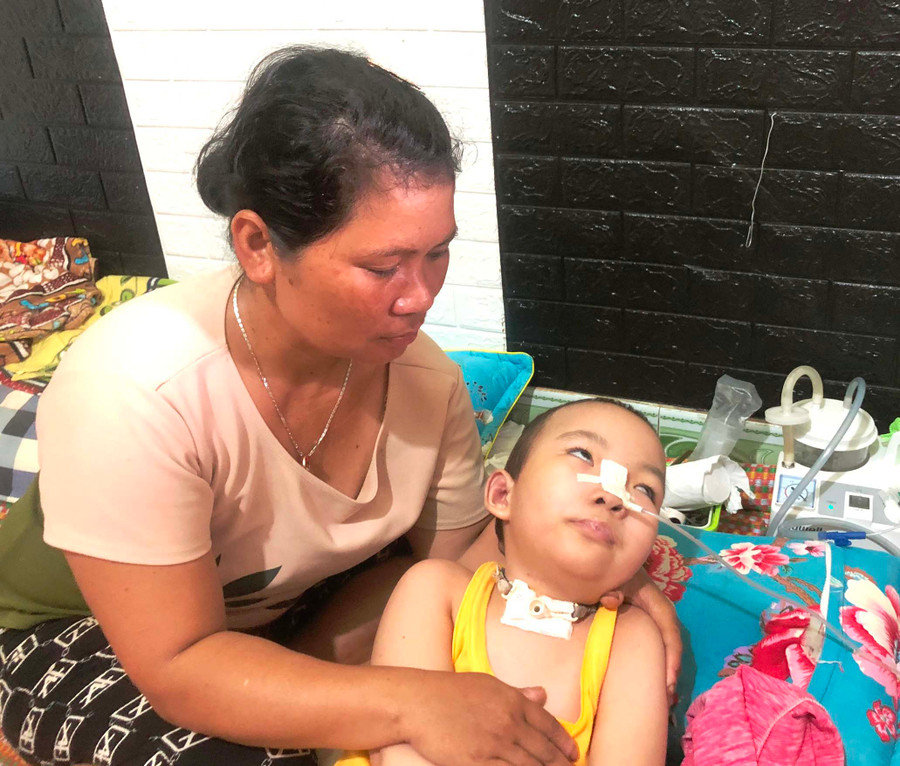 Cháu Ksor Phú được mẹ chăm sóc. Ảnh: Đinh Yến