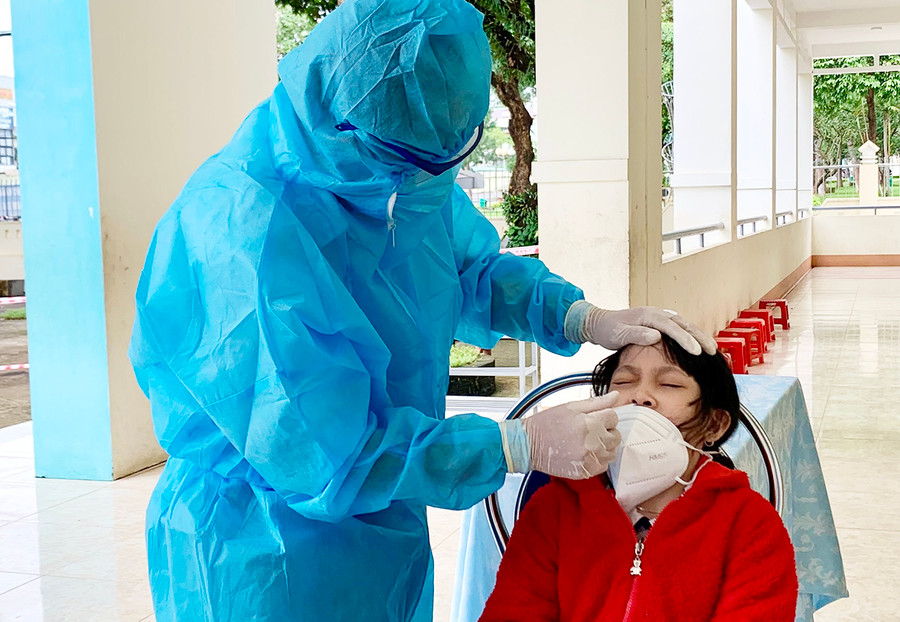  Lấy mẫu xét nghiệm SARS-CoV-2 cho người dân trên địa bàn TP.Pleiku. ẢNh: Như Nguyện