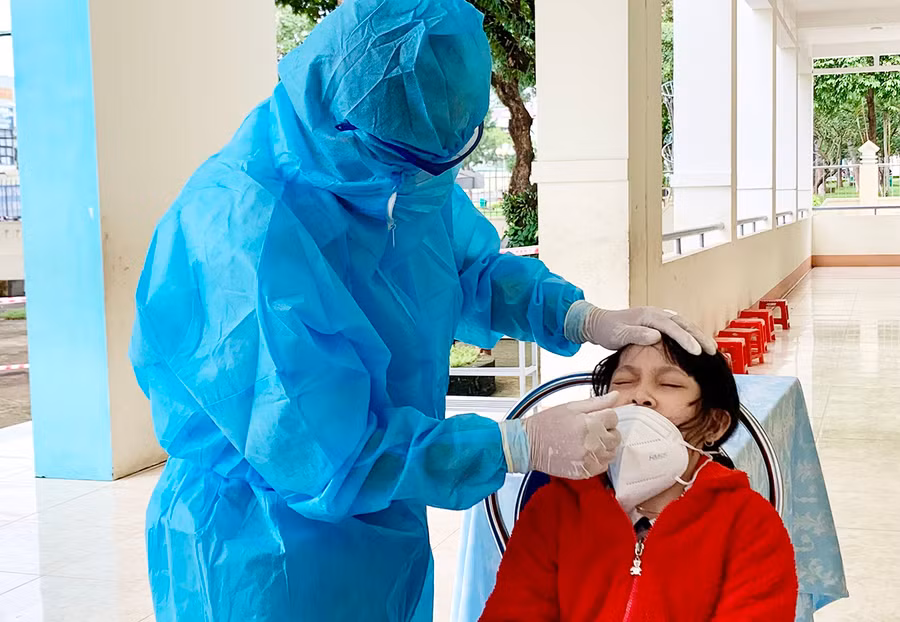  Lấy mẫu xét nghiệm SARS-CoV-2 cho người dân trên địa bàn TP.Pleiku. ẢNh: Như Nguyện