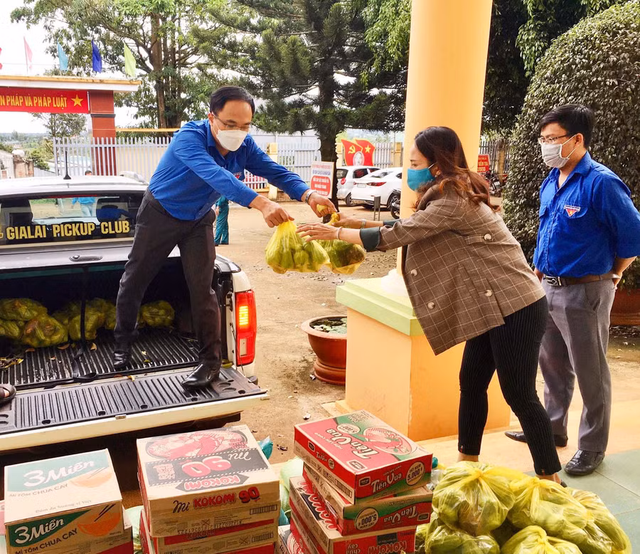 Nhờ chủ động được phương tiện, Câu lạc bộ Xe bán tải Gia Lai hỗ trợ các đơn vị vận chuyển hàng hóa, nhu yếu phẩm phục vụ công tác phòng-chống dịch Covid-19. Ảnh: Phan Lài