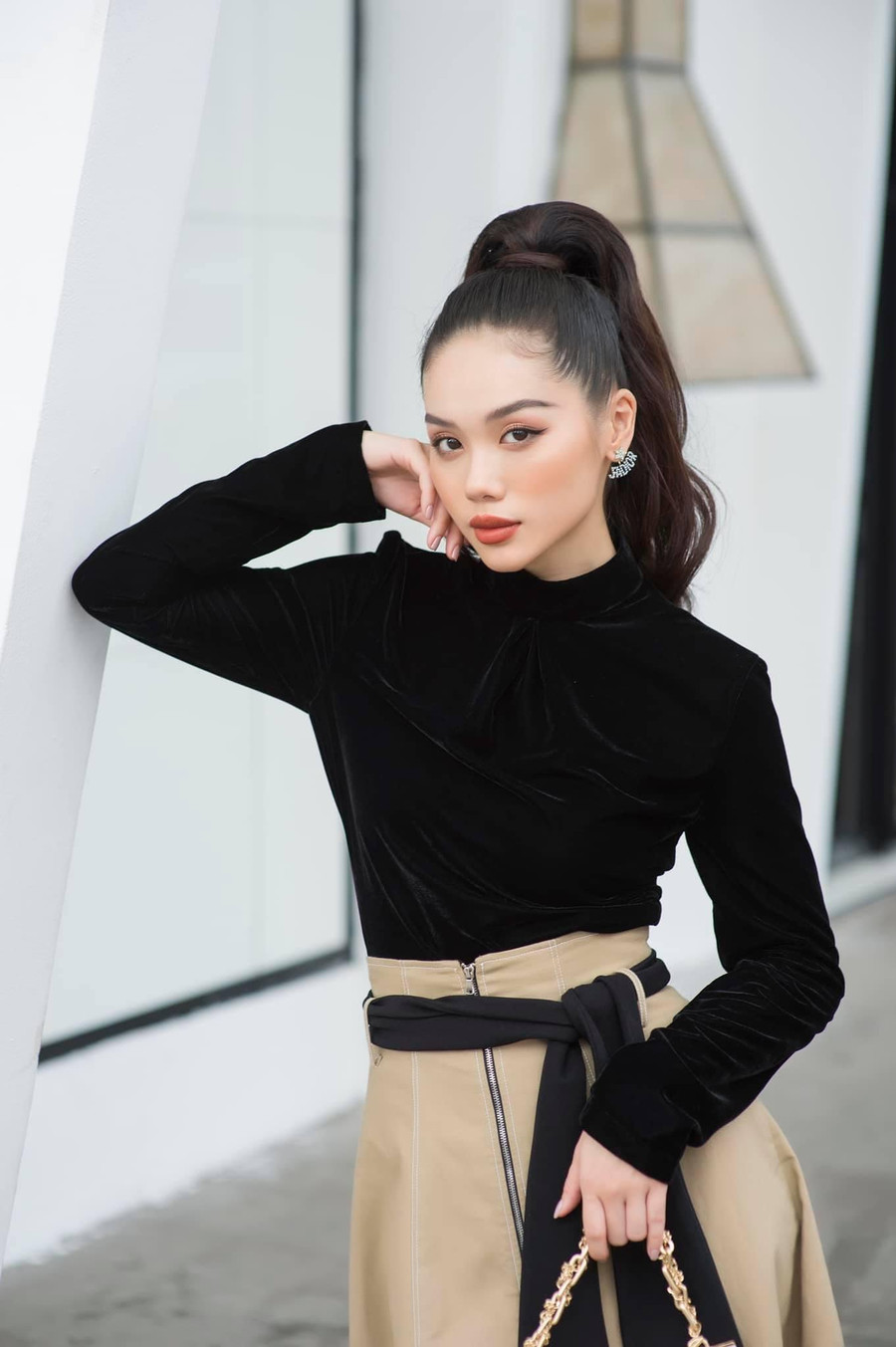 Người đẹp sinh năm 1995 sở hữu phong cách thời trang ấn tượng. Cô không ngại biến hóa theo nhiều hình ảnh khác nhau, lúc thì dịu dàng, nữ tính, khi thì cá tính, năng động. Ảnh: FBNV