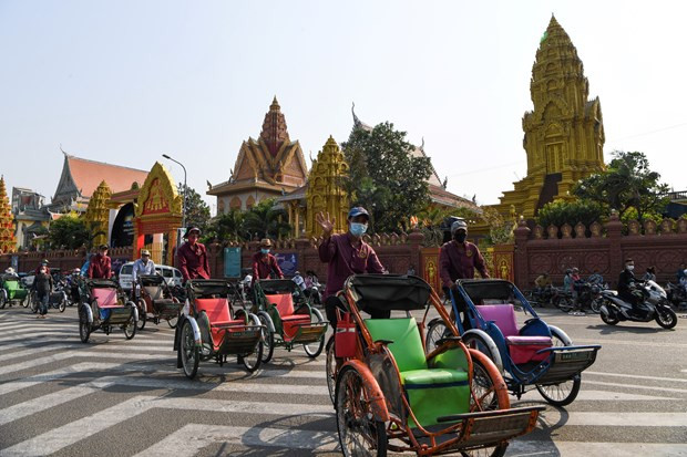 Người dân đeo khẩu trang phòng lây nhiễm COVID-19 trên một đường phố ở Phnom Penh, Campuchia. Nguồn: AFP/TTXVN