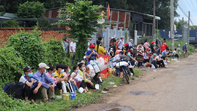 Có nhiều người ở các tỉnh miền núi phía bắc, dù biết quãng đường sẽ rất dài, rất khó khăn nhưng họ vẫn buộc phải về quê và chia sẻ chắc sẽ khó quay lại miền Nam. Ảnh: Hoàng Giáp 