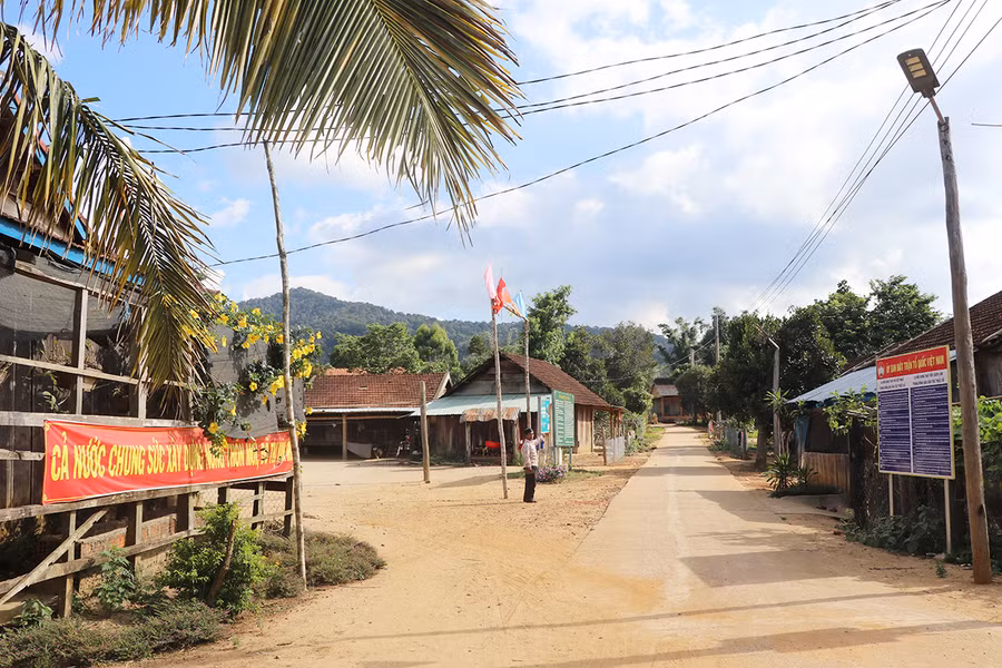 Điện đường làng Kon Lốc 1 (xã Đak Rong, huyện Kbang) được người dân chung sức lắp đặt. Ảnh: Minh Nguyễn