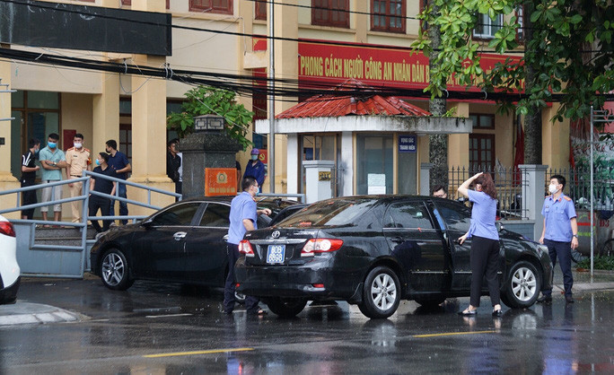 Lực lượng kiểm sát có mặt tại Công an quận Đồ Sơn khi thực hiện lệnh bắt tạm giam ông Phạm Quang Tuấn.  Lực lượng kiểm sát có mặt tại Công an quận Đồ Sơn khi thực hiện lệnh bắt tạm giam ông Phạm Quang Tuấn