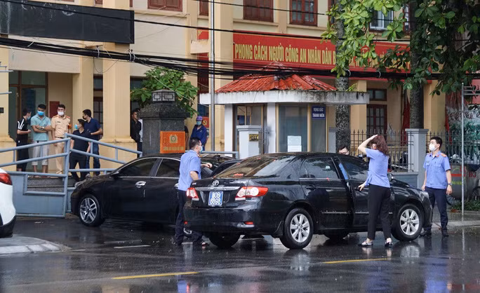  Lực lượng kiểm sát có mặt tại Công an quận Đồ Sơn khi thực hiện lệnh bắt tạm giam ông Phạm Quang Tuấn