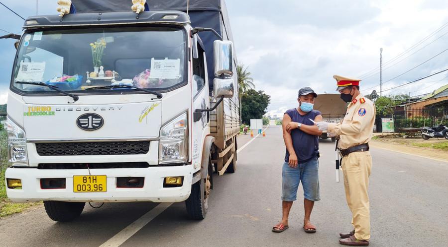 Lực lượng Cảnh sát Giao thông Công an TP. Pleiku kiểm tra phương tiện "luồng xanh" vào thành phố trên tuyến quốc lộ 14. Ảnh: Bá Bính Lực lượng Cảnh sát Giao thông Công an TP. Pleiku kiểm tra phương tiện