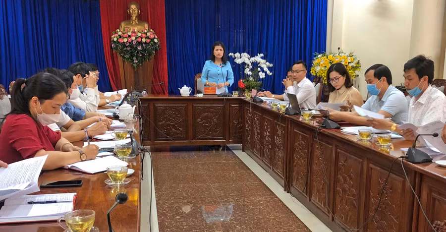 Sở Lao động-Thương binh và Xã hội kiểm tra công tác hỗ trợ người lao động và sử dụng lao động gặp khó khăn do đại dịch Covid-19 tại TP. Pleiku. Ảnh: Đinh Yến