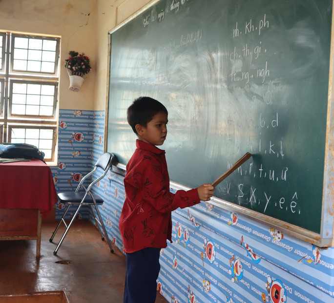 Trẻ em vùng biên giới Gia Lai tập đánh vần