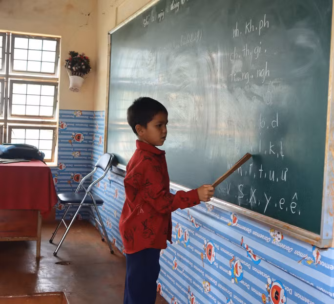 Trẻ em vùng biên giới Gia Lai tập đánh vần