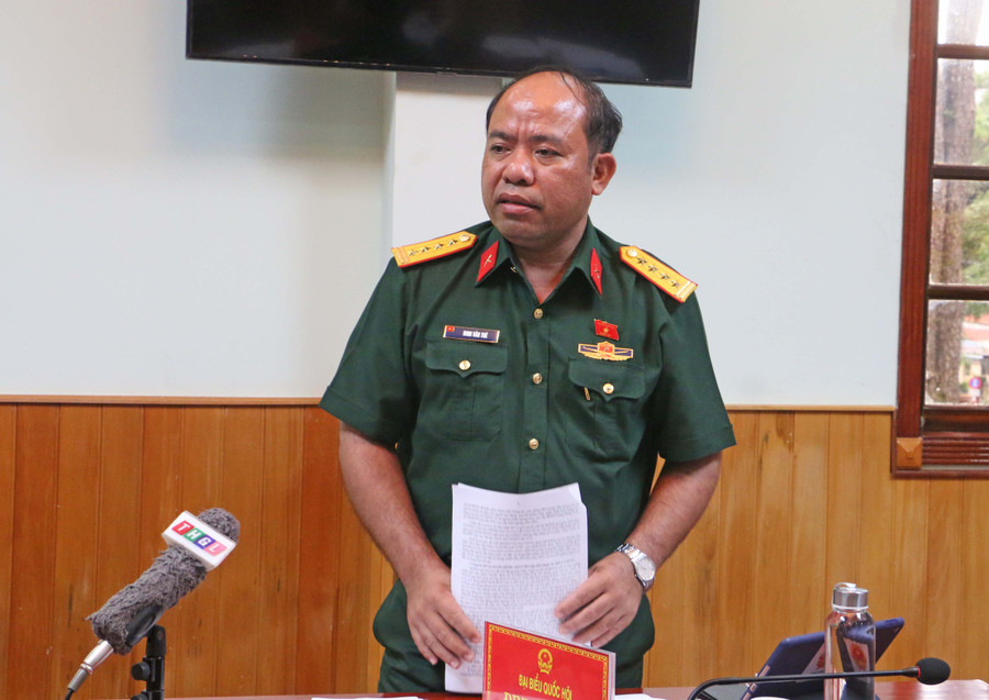 Đại biểu Đinh Văn Thê-Đại tá, Phó Chỉ huy trưởng Bộ Chỉ huy Quân sự tỉnh Gia Lai đề nghị hướng dẫn thực hiện chế độ bảo hiểm xã hội cho đối tượng dân quân thường trực. Ảnh: Quang Tấn