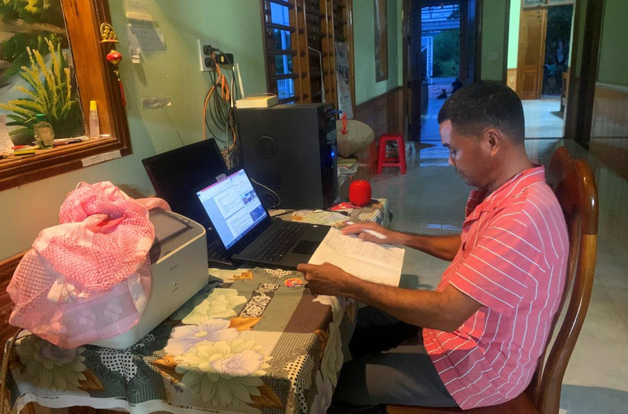 Thầy Trần Văn Hoàng, giáo viên Trường Tiểu học Nơ Trang Lơng chuẩn bị giáo án trước khi vào buôn Lách Ló dạy học.