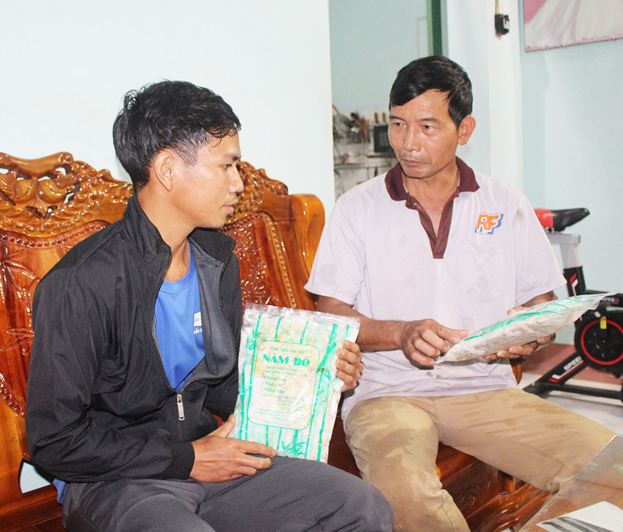 Việc phát triển kinh tế từ đa dạng cây trồng của ông Nguyễn Duy Đô (bìa phải) được nhiều người dân tìm đến học hỏi kinh nghiệm. Ảnh: Phan Lài Việc phát triển kinh tế từ đa dạng cây trồng của ông Nguyễn Duy Đô (bìa phải) được nhiều người dân học hỏi kinh nghiệm.