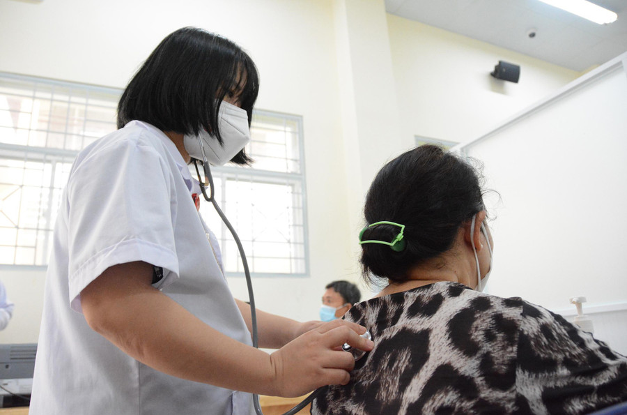 Giúp nhau để vượt qua gánh nặng hậu Covid-19. Ảnh: Duy Tính