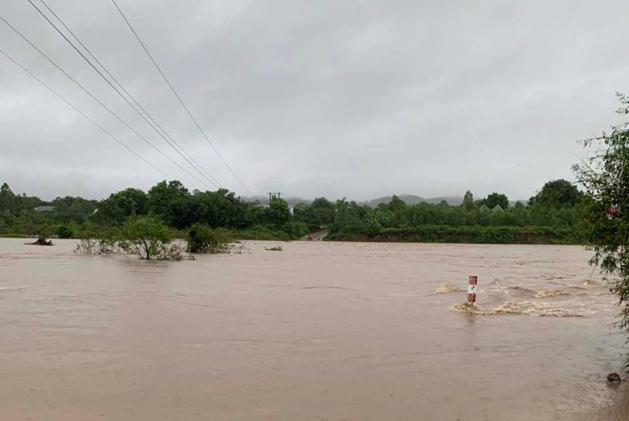 Mưa lớn khiến nước lớn chảy tràn qua ngầm tràn thôn Mơ Năng 2 (xã Kim Tân, huyện Ia Pa). Ảnh: Lê Nam