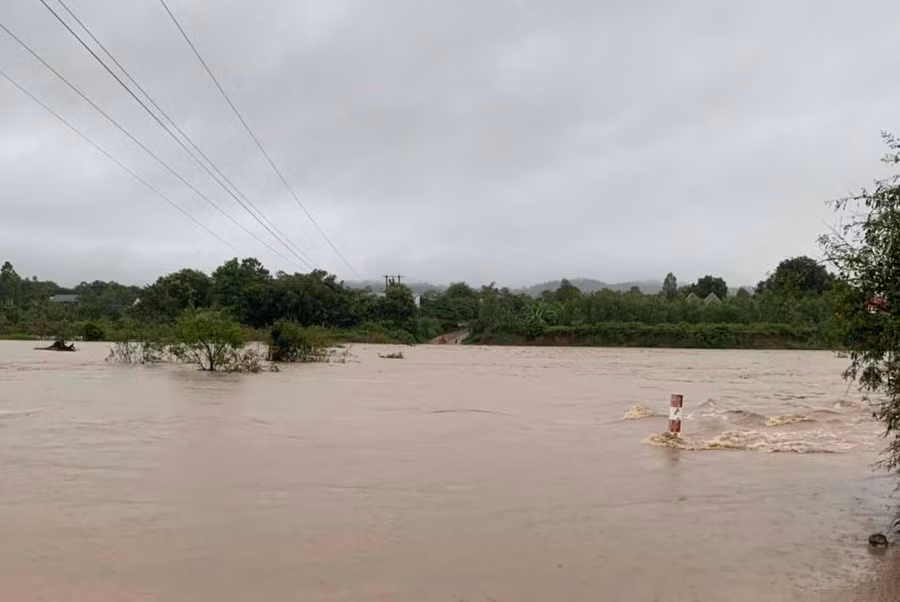 Mưa lớn khiến nước lớn chảy tràn qua ngầm tràn thôn Mơ Năng 2 (xã Kim Tân, huyện Ia Pa). Ảnh: Lê Nam