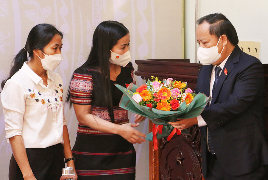 Phó Bí thư Thường trực Tỉnh ủy, Trưởng đoàn đại biểu Quốc hội tỉnh Gia Lai tặng hoa chúc mừng đại biểu Quốc hội Rơ Châm H'Phik. Ảnh: Quang Tấn