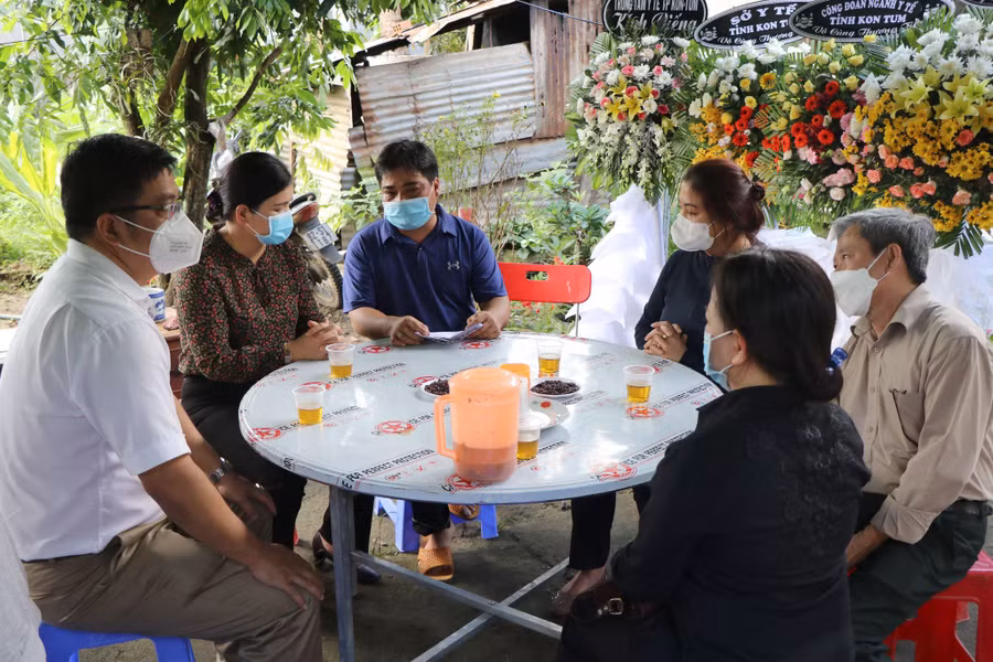 Lãnh đạo tỉnh Kon Tum đến thăm hỏi động viên gia đình bác sĩ Y Bre. Ảnh: Thiên Ân